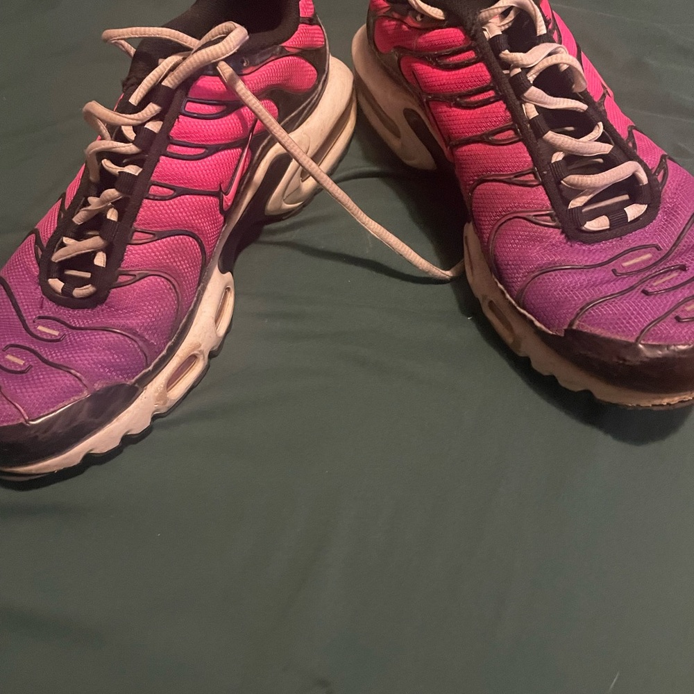 Nike Women's Pink and Purple Athletic Shoes